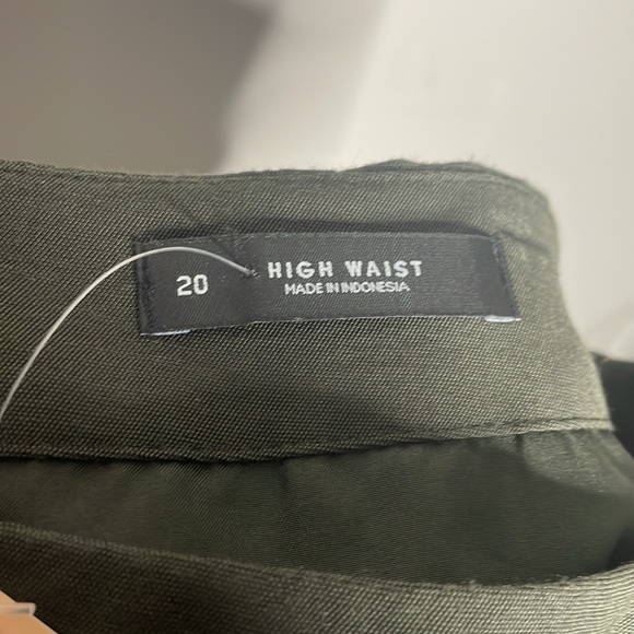 LOFT Plus Button Front Lightweight Fluid High Waisted Capri Pants - Picture 8 of 9